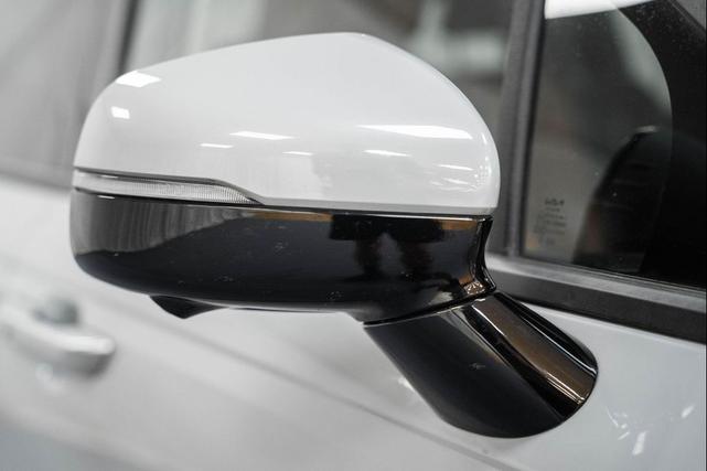 Photo of 2024 Ceramic Silver Kia Carnival