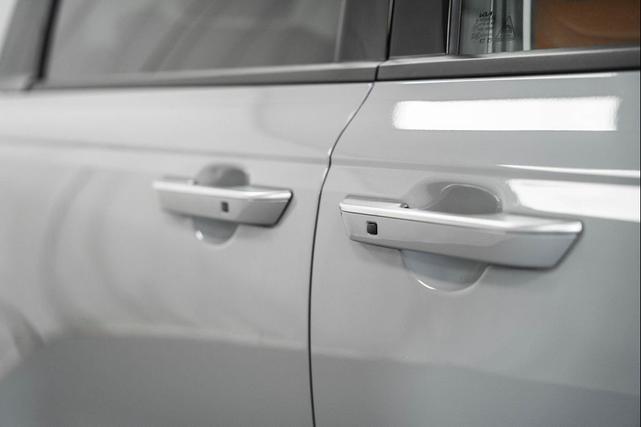 Photo of 2024 Ceramic Silver Kia Carnival