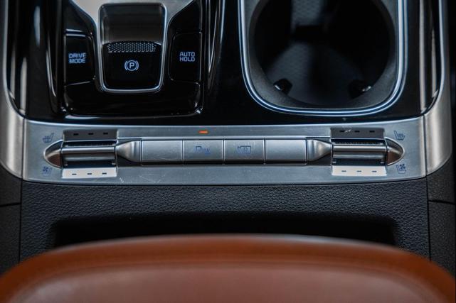 Photo of 2024 Ceramic Silver Kia Carnival