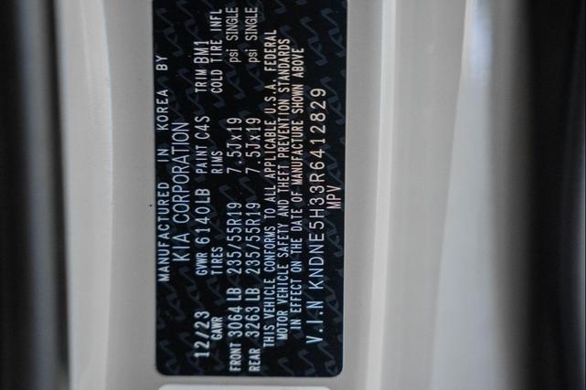 Photo of 2024 Ceramic Silver Kia Carnival