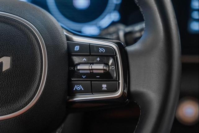 Photo of 2024 Ceramic Silver Kia Carnival