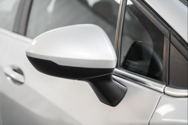 Photo of 2017 Silver Ice Metallic Chevrolet Cruze