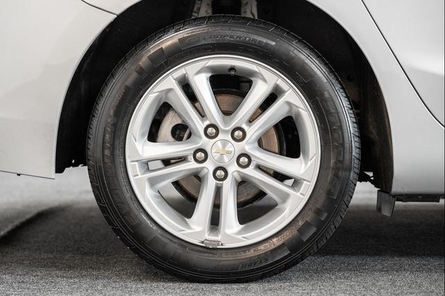 Photo of 2017 Silver Ice Metallic Chevrolet Cruze