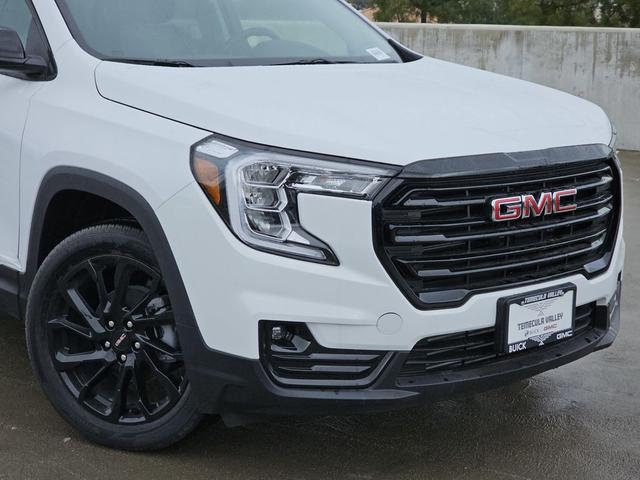 Photo of 2024 Summit White GMC Terrain