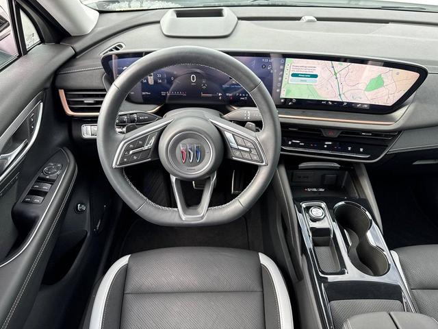 Photo of 2025 White Frost Tricoat Buick Envision