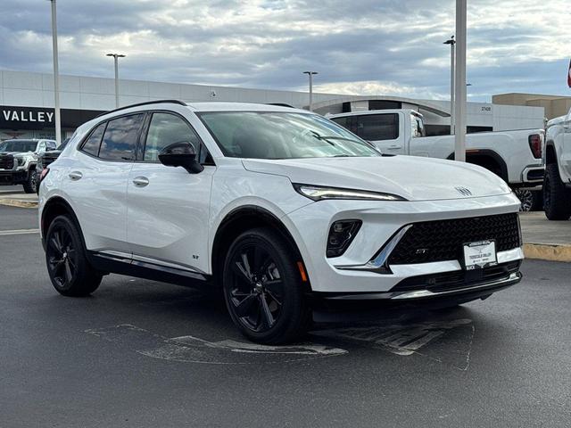 Photo of 2025 White Frost Tricoat Buick Envision