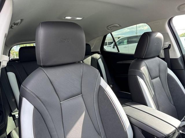 Photo of 2025 White Frost Tricoat Buick Envision
