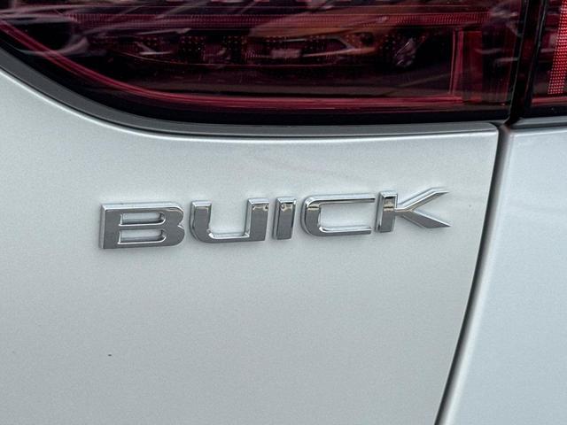Photo of 2025 White Frost Tricoat Buick Envision