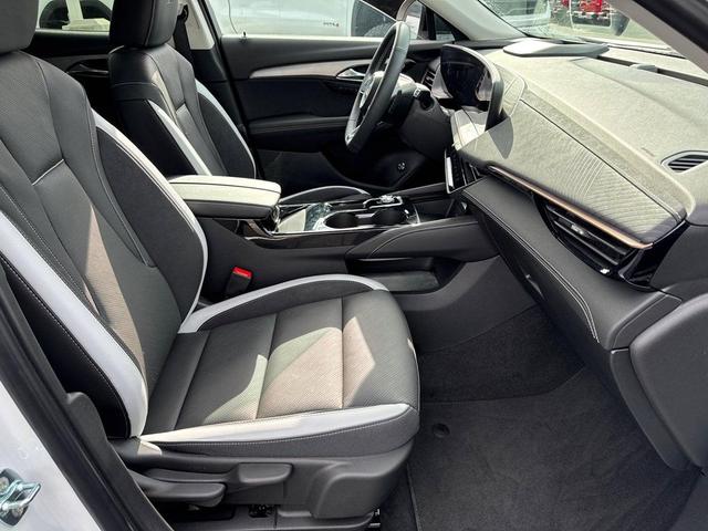 Photo of 2025 White Frost Tricoat Buick Envision