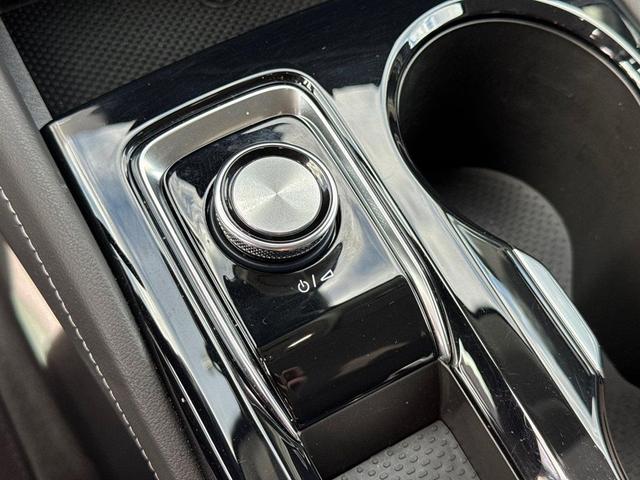 Photo of 2025 White Frost Tricoat Buick Envision