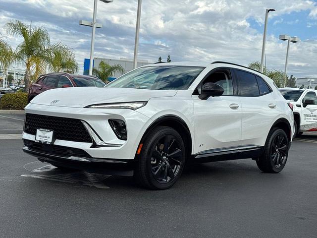 Photo of 2025 White Frost Tricoat Buick Envision