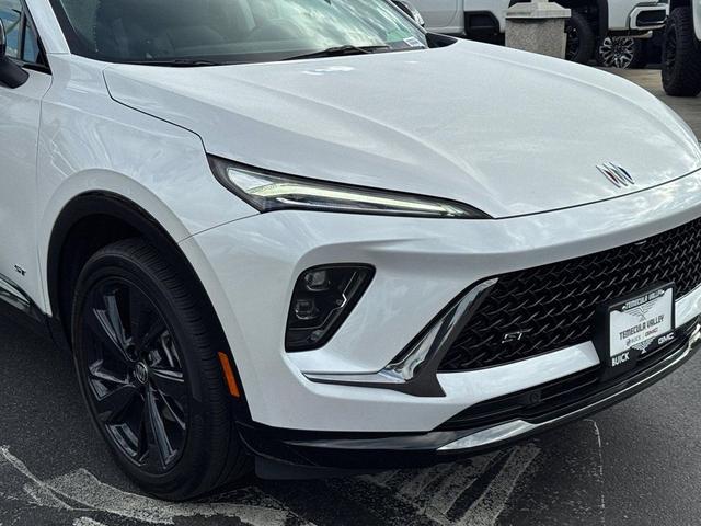 Photo of 2025 White Frost Tricoat Buick Envision