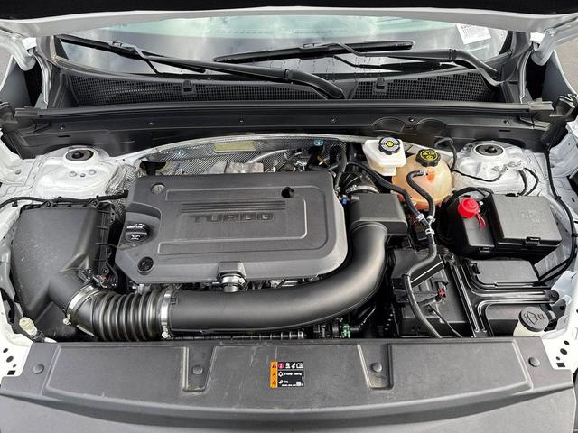 Photo of 2025 White Frost Tricoat Buick Envision