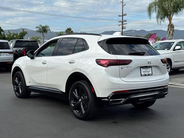 Photo of 2025 White Frost Tricoat Buick Envision