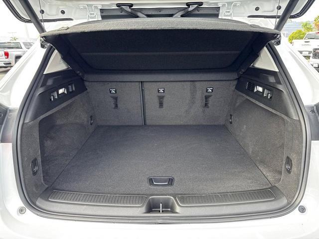 Photo of 2025 White Frost Tricoat Buick Envision