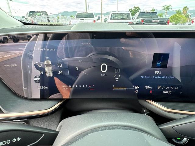 Photo of 2025 White Frost Tricoat Buick Envision