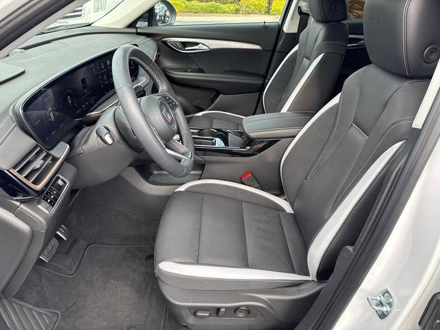 Photo of 2025 White Frost Tricoat Buick Envision