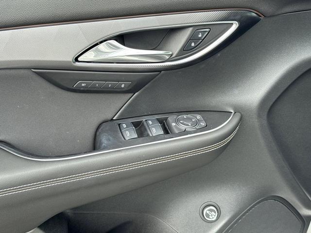 Photo of 2025 White Frost Tricoat Buick Envision