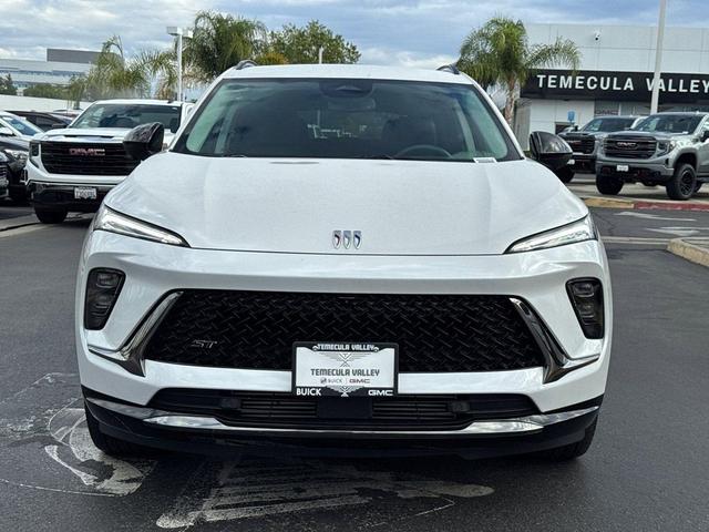 Photo of 2025 White Frost Tricoat Buick Envision