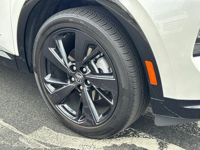 Photo of 2025 White Frost Tricoat Buick Envision