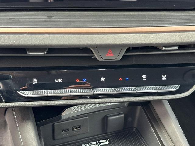 Photo of 2025 White Frost Tricoat Buick Envision