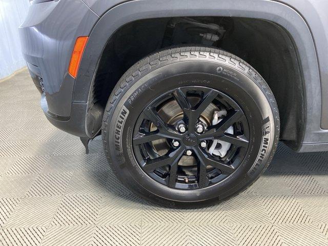 Photo of 2024 Metallic Jeep Grand Cherokee L