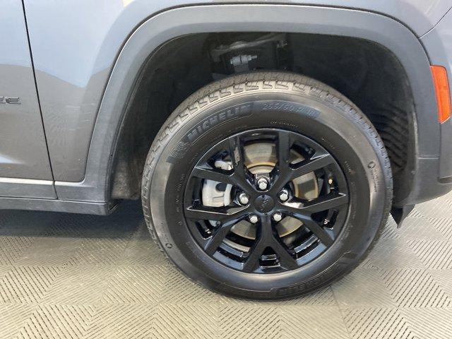 Photo of 2024 Metallic Jeep Grand Cherokee L