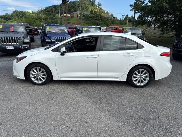 Photo of 2022 White Toyota Corolla