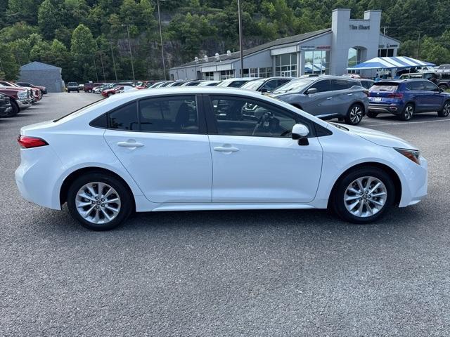 Photo of 2022 White Toyota Corolla