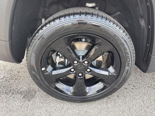 Photo of 2025 Silver Zynith Jeep Grand Cherokee L
