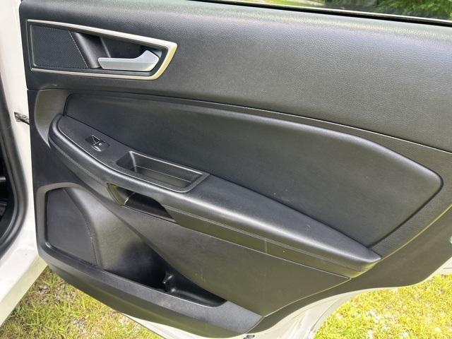 Photo of 2021 White Ford Edge
