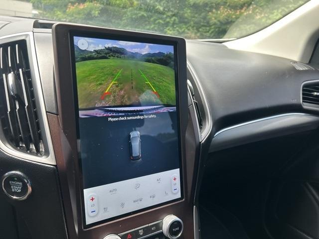 Photo of 2021 White Ford Edge