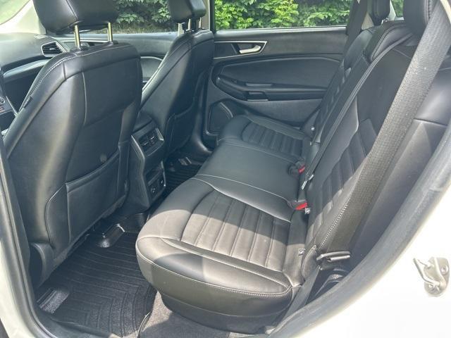 Photo of 2021 White Ford Edge