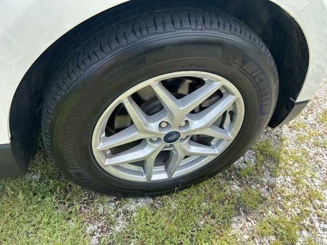 Photo of 2021 White Ford Edge