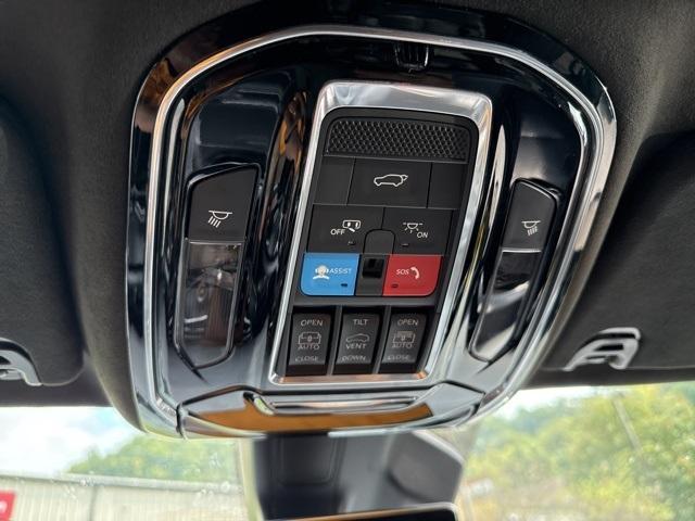 Photo of 2024 Silver Zynith Jeep Grand Wagoneer L