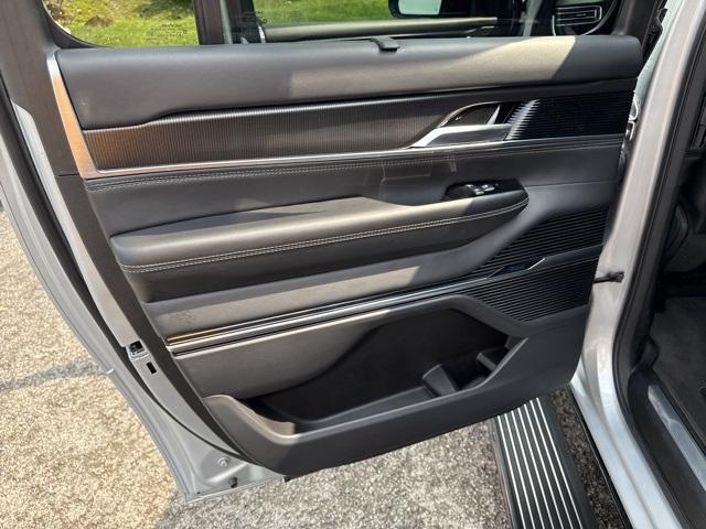 Photo of 2024 Silver Zynith Jeep Grand Wagoneer L