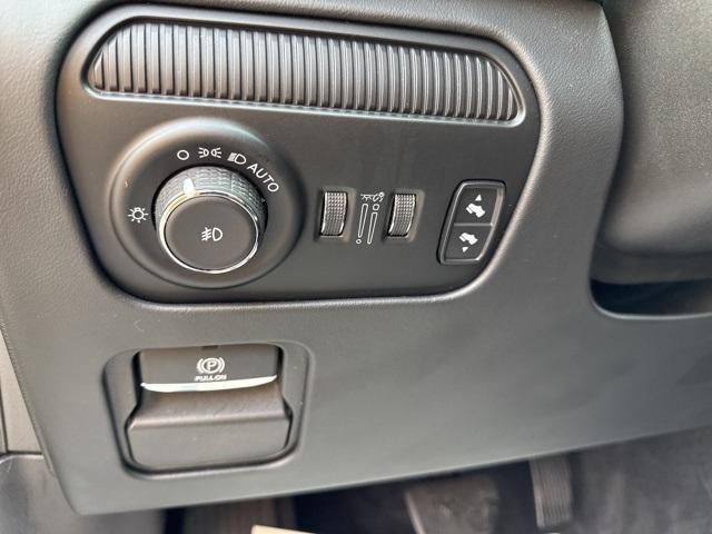 Photo of 2024 Silver Zynith Jeep Grand Wagoneer L