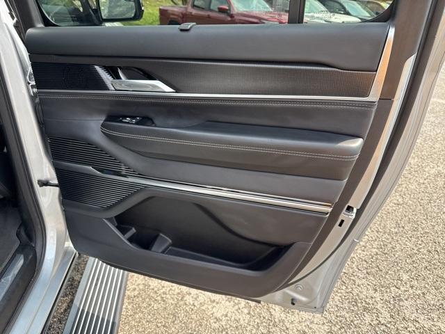 Photo of 2024 Silver Zynith Jeep Grand Wagoneer L