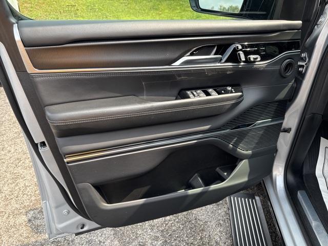 Photo of 2024 Silver Zynith Jeep Grand Wagoneer L