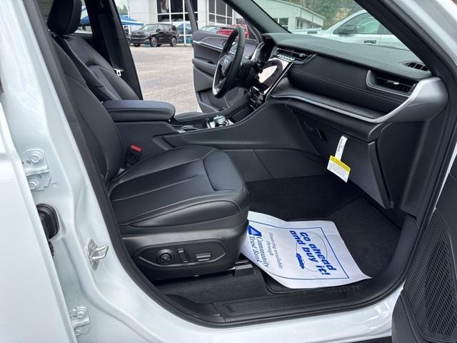 Photo of 2025 Bright White Clearcoat Jeep Grand Cherokee L