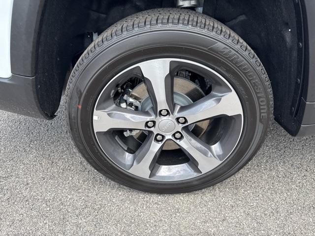 Photo of 2025 Bright White Clearcoat Jeep Grand Cherokee L