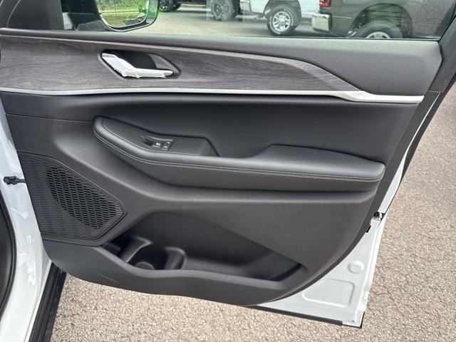 Photo of 2025 Bright White Clearcoat Jeep Grand Cherokee L