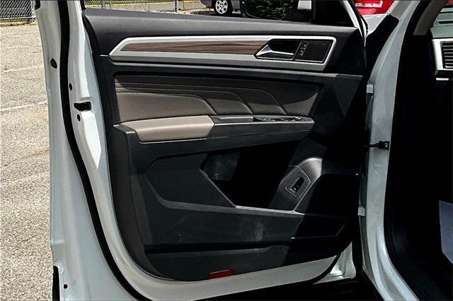 Photo of 2023 Opal White Pearl Effect Volkswagen Atlas
