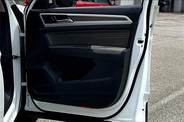 Photo of 2023 Opal White Pearl Effect Volkswagen Atlas