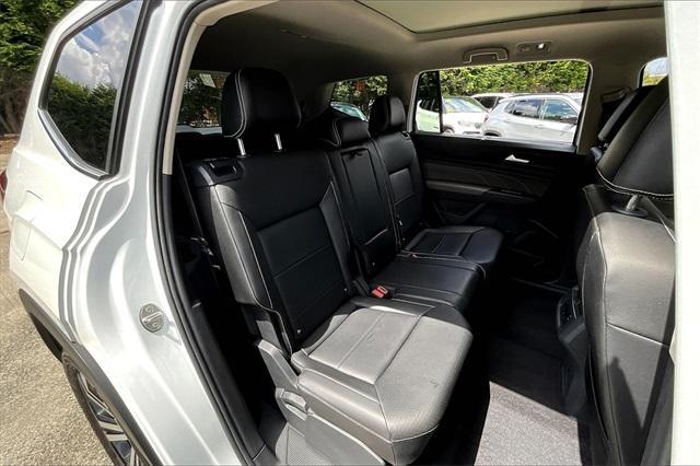Photo of 2023 Opal White Pearl Effect Volkswagen Atlas
