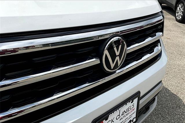 Photo of 2023 Opal White Pearl Effect Volkswagen Atlas