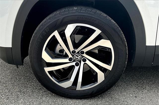 Photo of 2023 Opal White Pearl Effect Volkswagen Atlas