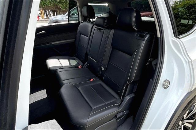 Photo of 2023 Opal White Pearl Effect Volkswagen Atlas