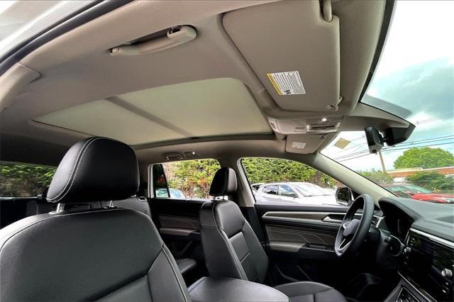 Photo of 2023 Opal White Pearl Effect Volkswagen Atlas