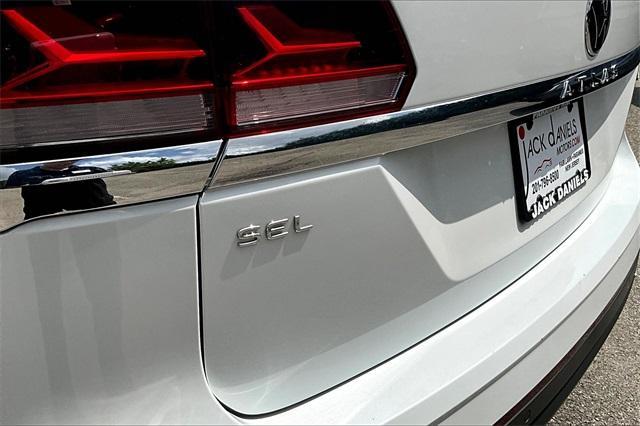 Photo of 2023 Opal White Pearl Effect Volkswagen Atlas